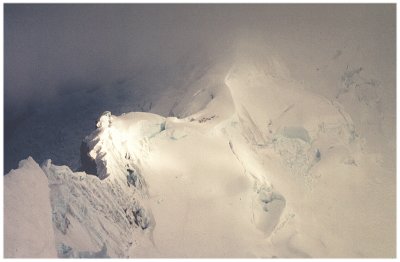Blick vom Alpamayo-Gipfel auf das Hochlager