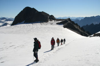 Spitzenbergsteiger auf schwierigstem Gletscherterrain