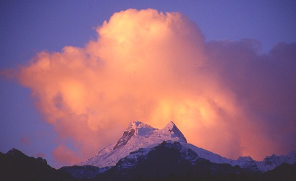 Abendstimmung ber Huaraz: Vallunaraju (5.686 m)